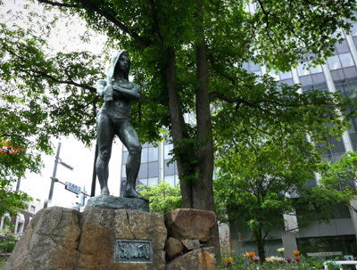 佐藤忠良 若い女の像」多くのパブリックアートがある北海道ゆかりの彫刻家